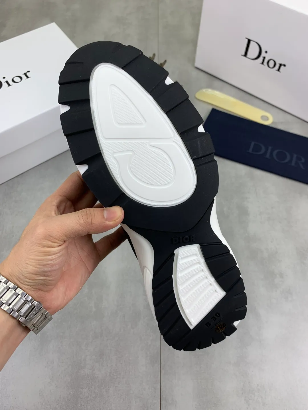 Men's shoes 💰P420 New Dior Chrono 2025 new product B30 series, in white and black fly woven series, decorated with computer-printed CD logo on both sides, star patch on the tongue and Dior logo on the heel, many details highlight the style. The interior is matched with the original color matching mesh, and the interior of the body is supported by low-temperature shaping sheets, and is filled with light feather cotton to keep the interior full and soft against the feet. The exclusive open-molded outsole adopts a one-piece molding process, so there is no need to worry about problems such as the opening and falling of sole decorative accessories. It is light and comfortable to wear, yet strong and wear-resistant. The two-color shoelaces are accessorized with exquisite metal five-pointed star pendants, creating a high-end, trendy and casual look at all times. Color: white black blue code number: 38-44 (45 customized)